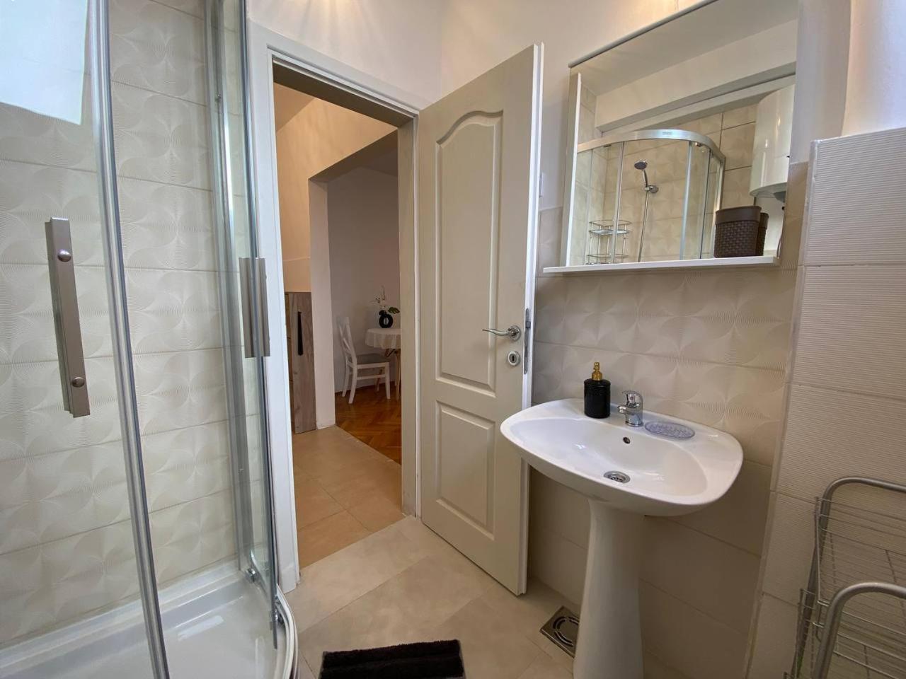 Alina'S Apartment Бечичи Экстерьер фото