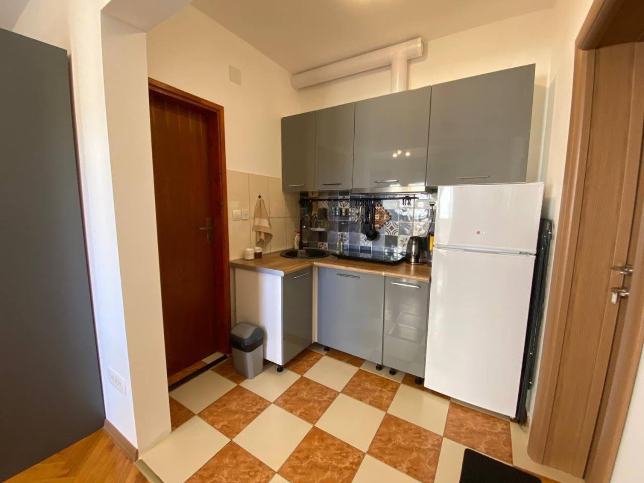 Alina'S Apartment Бечичи Экстерьер фото