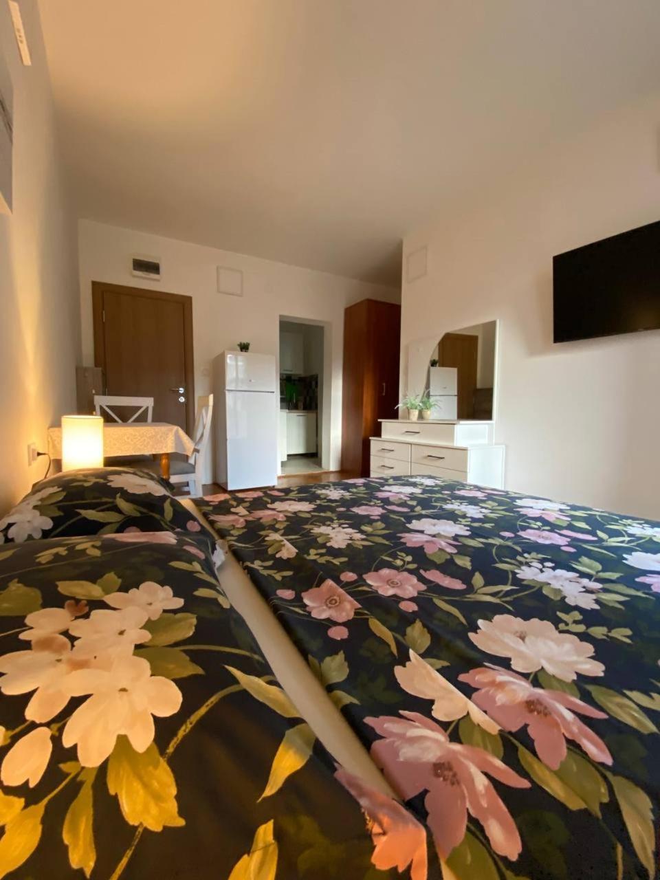 Alina'S Apartment Бечичи Экстерьер фото